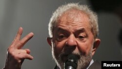 FILE FOTO - Mantan Presiden Brasil Luiz Inacio Lula da Silva berbicara setelah memberikan kesaksian kepada hakim federal Sergio Moro di Curitiba, Brasil, 10 Mei 2017.