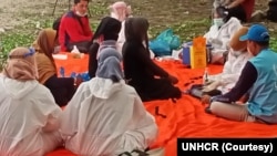 UNHCR mendampingi para pengungsi Rohingya di Aceh TImur, 5 Juni 2021. (Foto: Courtesy/UNHCR)