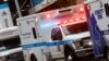 Ambulans berjajar di pintu emergency Rumah Sakit Mount Sinai di Manhattan, New York di tengah pandemi virus corona, 13 April 2020. (Foto: Reuters)