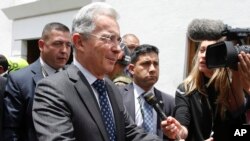 Mantan presiden Kolombia Alvaro Uribe, yang akan memimpin perundingn perdamaian, tiba di Bogota (4/10). (AP/Fernando Vergara)
