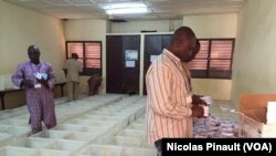 Les membres de la Céni s'activent, samedi 20 février à la mairie du 5e arrondissement de Niamey, afin que le scrutin de dimanche se déroule bien. (VOA/Nicolas Pinault)