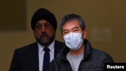 2024 年5 月13 日，英国伦敦，三名男子在伦敦被控协助香港外国情报部门，其中一名被告袁松彪在被指控协助香港外国情报部门后离开西敏寺地方法院（威斯敏斯特地方 法院）。 （路透社照片）