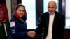 Afg'onistonlik uchuvchi ayol dunyoni samolyotda aylanib chiqmoqda