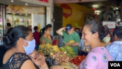 La falta de medidas de distanciamiento social en los lugares públicos, como el mercado de la foto, hacen temer una explosión de casos de coronavirus en Nicaragua.