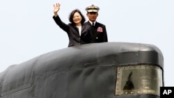 2017年3月21日，台湾总统蔡英文(左)来到南台湾的高雄左营海军基地，从剑龙级潜艇上挥手。