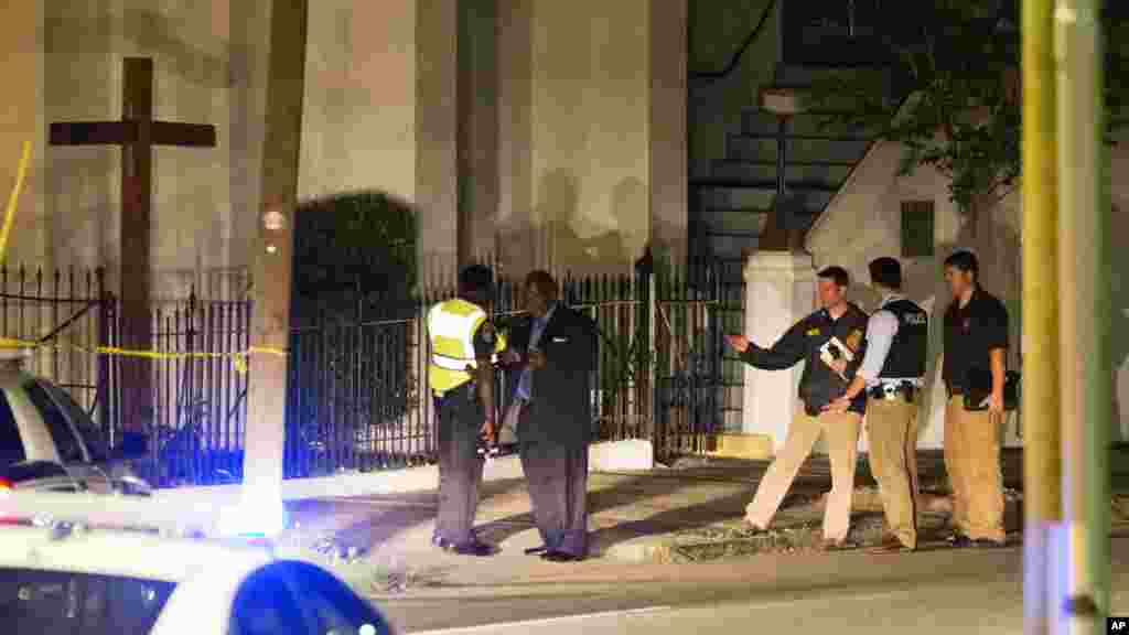 La police déployée à l’extérieur de l'église AME Emanuel suite à une fusillade mercredi 17 juin 2015.