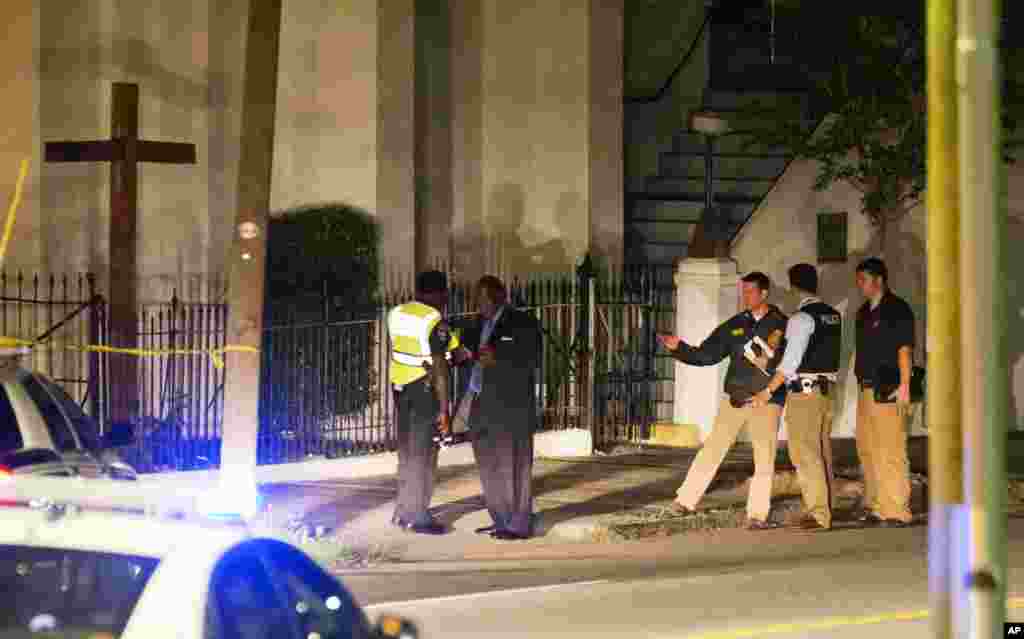 Polisi berjaga-jaga di luar Gereja Emanuel AME di Charleston, South Carolina, menyusul penembakan Rabu (17/6). (AP/David Goldman)