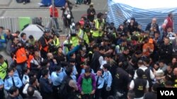 警方去年12月中清場金鐘佔領區拘捕靜坐人士（美國之音海彥拍攝）
