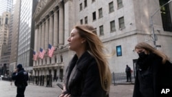 Las solicitudes de subsidio por desempleo disminuyó desde un récord de 6,149 millones en abril de 2020. [Foto de archivo del 13 de enero de 2021, la gente camina por los alrededores de la Bolsa de Valores de Nueva York, Estados Unidos.