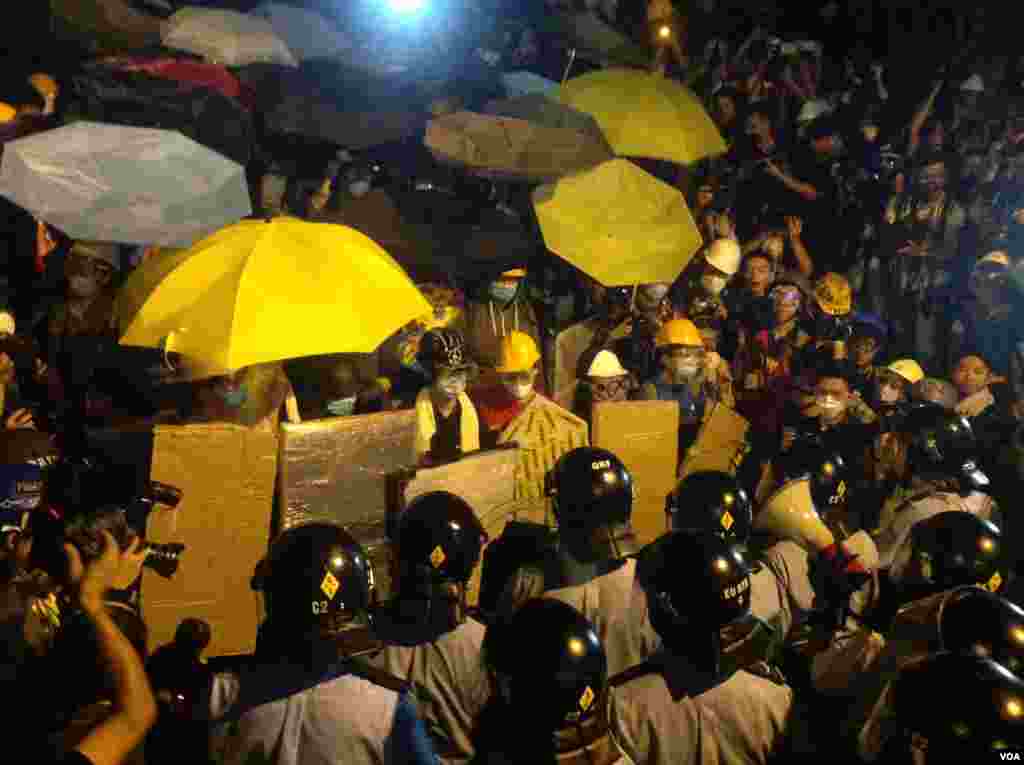 數千香港學生及市民在金鐘集會與警方對峙 (美國之音海彥拍攝)