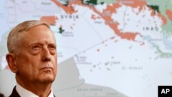 Le secrétaire à la Défense, Jim Mattis, devant une carte de la Syrie et de l'Irak, tout en parlant aux médias à propos du groupe Etat islamique au Pentagone, le 19 mai 2017.