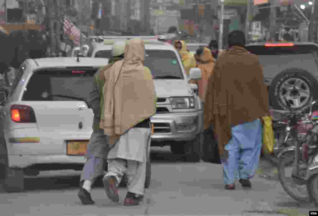 محکمہ موسمیات کے مطابق اگلے چند روز کے دوران بلوچستان کے دیگر علاقوں ژوب، زیارت، بارکھان اور قلعہ سیف اللہ میں بارش اور پہاڑوں پر برف باری کا امکان ہے۔ 