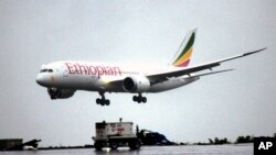 Un Boeing 787 attérrit à l'aéroport international d'Addis Abeba, Ethiopie, 17 août 2012.