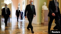 El líder de la mayoría del Senado itch McConnell camina hacia la cámara del Senado en el Capitolio.