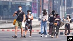 Tourists wear masks in Chiang Mai province, Thailand, April 2, 2019. The air hanging over Thailand's far north has become so polluted, the prime minister went Tuesday to see in person what's been called a severe health crisis.