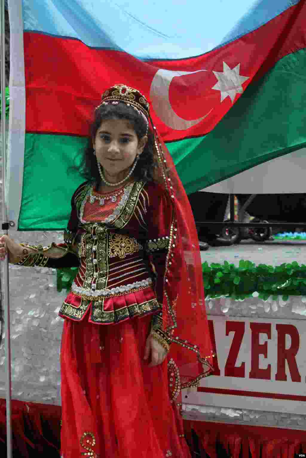 Azərbaycan milli kostyumunu geymiş azərbaycanlı qız Nyu-Yorkda 32-ci Türk Yürüşündə