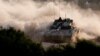 Sebuah tank Israel bermanuver di dekat perbatasan Israel-Gaza, di tengah konflik yang sedang berlangsung antara Israel dan Hamas, seperti yang terlihat dari Israel, 15 Oktober 2024. (Foto: Amir Cohen/REUTERS)