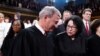 Predsjednik Vrhovnog suda John Roberts razgovara sa sutkinjom Sonjom Sotomayor u Predstavničkom domu uoči trećeg obraćanja američkog predsjednika Joea Bidena o stanju Unije u američkom Kapitolu u Washingtonu, 7. marta 2024.