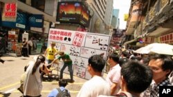 人權團體在香港鬧市區示範中國當局酷刑招數