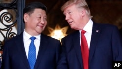 Le président chinois Xi Jinping, discute avec le président américain Donald Trump à Mar-a-Lago, en Floride, le 6 avril 2017.