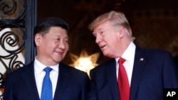 佛罗里达州海湖庄园，中国领导人习近平（左一）与美国总统川普（右一）相视微笑。