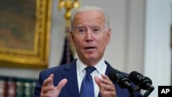 El presidente Joe Biden responde a una pregunta de un periodista sobre la situación en Afganistán mientras habla en la Sala Roosevelt de la Casa Blanca, el domingo 22 de agosto de 2021 en Washington. [Foto AP / Manuel Balce Ceneta]