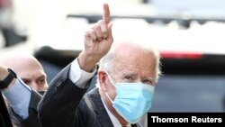 El exvicepresidente Joe Biden se dispone a reunirse con un grupo de gobernadores en Wilmington, Delaware, el 19 de noviembre de 2020.