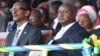  Paul Kagame, à gauche, et Yoweri Museveni, assistent à l'investiture de leur homologue tanzanien John Magufuli, Uhuru Stadium, Dar es Salaam, le 5 novembre 2015. 