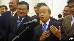 Funcinpec’s secretary-general Nhiek Bunh Chhay, left, standing along side with Prince Norodom Ranariddh.