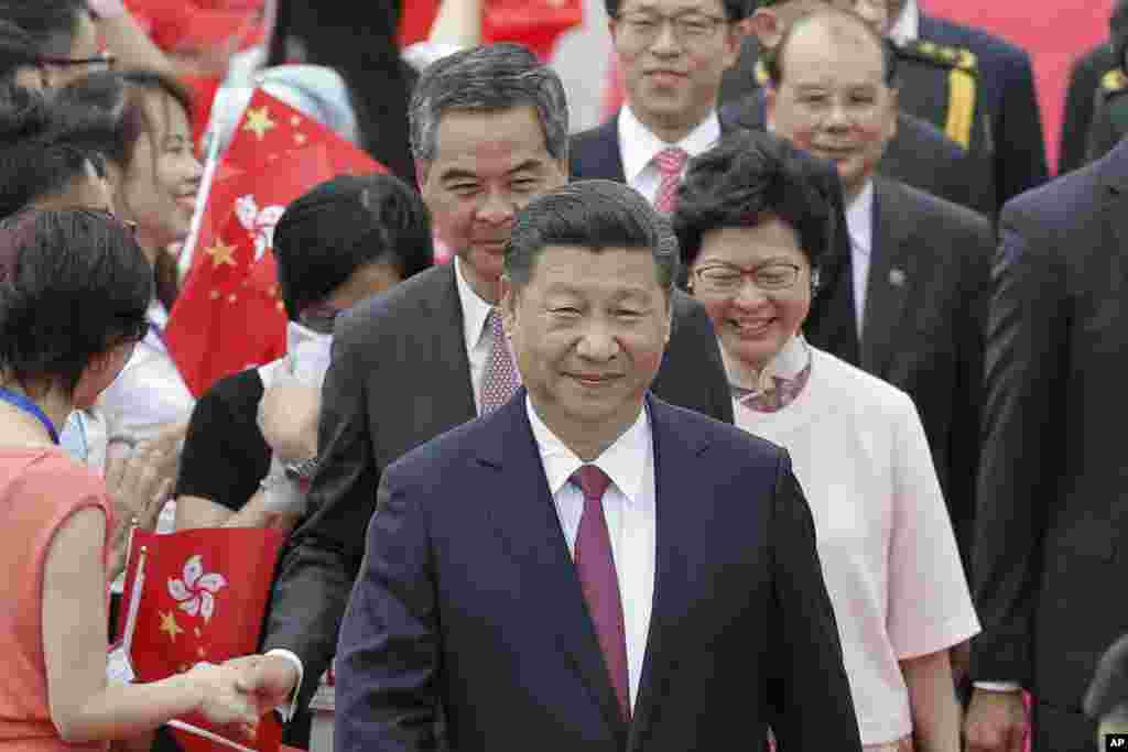 中国领导人习近平抵达香港开始为期三天的访问,庆祝香港主权回归中国20周年。香港特首梁振英和当选特首林郑月娥紧随习近平后面(2017年6月29日)。习近平将参加林郑月娥的特首就职典礼。林郑月娥星期六将宣誓就职,成为香港第一任女特首。