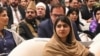 Pemenang Hadiah Nobel Perdamaian Malala Yousafzai, tengah, menghadiri pertemuan internasional tentang pendidikan anak perempuan di komunitas Muslim di Islamabad, 11 Januari 2025. (Foto: AFP)
