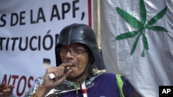 Un partidario de la legalización del uso recreaciones de la marihuana fuma frente a la Corte Suprema de México, el miércoles, 4 de noviembre de 2015.