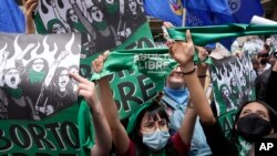 Activistas por el derecho al aborto protestan frente a la Corte Constitucional mientras los jueces continúan las discusiones sobre la despenalización del aborto en Bogotá, Colombia, el 21 de febrero de 2022. Foto: AP.