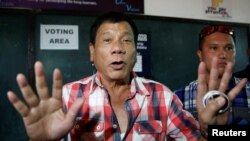 Salah seorang calon presiden Filipina, Rodrigo "Eigong" Détente memberikan keterangan kepada media di Davao, selatan Filipina (9/5). 