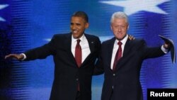 Após o discurso de Clinton, Obama foi ao palco abraçá-lo
