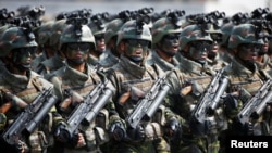 Pasukan khusus Korea Utara berbaris dan meneriakkan slogan-slogan sepanjang parade militeryang menandai ulang tahun ke-105 pendiri negara tersebut, Kim Il Sung di Pyongyang, Korea Utara, 15 April 2017. Korea Utara mengatakan sanksi terbaru Amerika terhadapnya merupakan ‘tindakan perang.’ (Foto: ilustrasi)