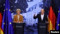 El canciller alemán, Olaf Scholz, y la presidenta de la Comisión Europea, Ursula von der Leyen durante una conferencia de prensa en Schloss Meseberg, Alemania, el 5 de marzo de 2023.