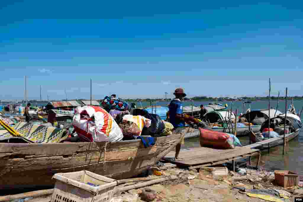 ក្មេងប្រុសម្នាក់ដើរកាត់ទូកមួយដែលពេញដោយសម្ភារៈរបស់ជនជាតិខ្មែរឥស្លាមបន្ទាប់ពីរដ្ឋបាលខណ្ឌជ្រោយចង្វារតម្រូវឲ្យពួកគេរុះរើសំណង់រោងរបស់ខ្លួននៅលើច្រាំងទន្លេសង្កាត់ជ្រោយចង្វារ ខណ្ឌជ្រោយចង្វារកាលពីថ្ងៃទី៣០ វិច្ឆិកា ឆ្នាំ២០១៩។(ទុំ ម្ល