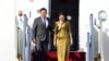 柬埔寨首相洪马内(左)抵达北京首都国际机场，出席2023年10月16日在北京举行的第三届“一带一路”高峰论坛。（法新社照片）
