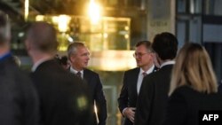 На фото: генеральний секретар НАТО Єнс Столтенберг і міністр закордонних справ України Дмитро Кулеба під час зустрічі міністрів закордонних справ НАТО щодо України в штаб-квартирі НАТО в Брюсселі, 29 листопада 2023 р. SIMON WOHLFAHRT/AFP