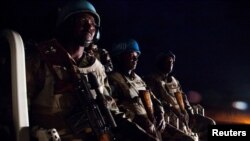 Pasukan Penjaga perdamaian PBB dari Etiopia bersiap untuk berpatroli malam hari di Gereida (South Darfur).