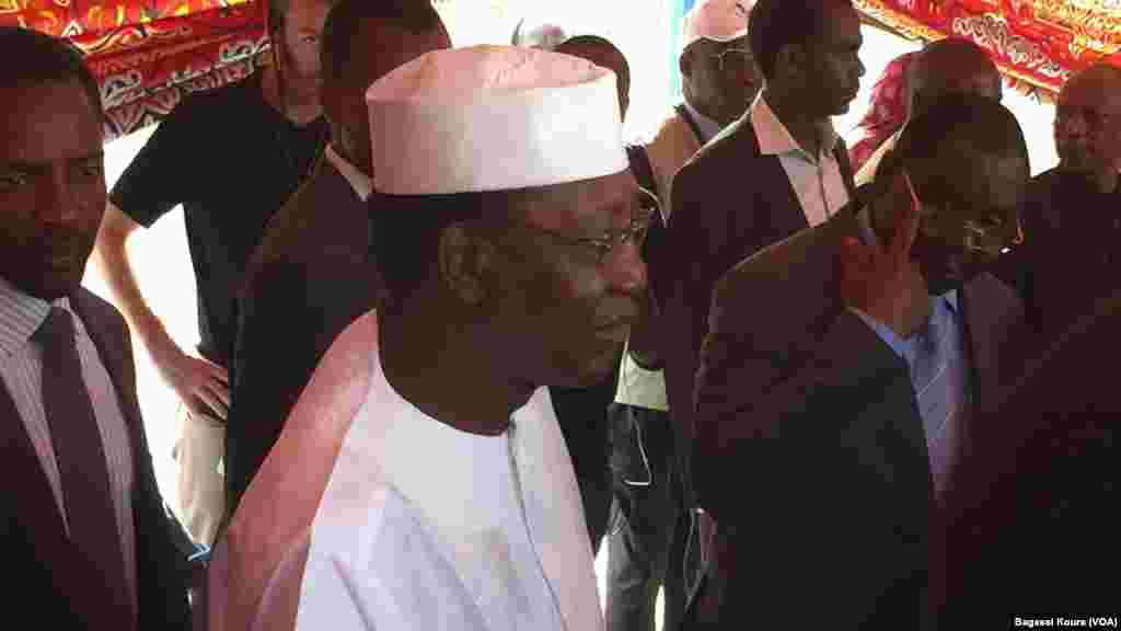Le président Idriss Deby, dans son bureau de vote dans le 2ème arrondissement de N'Djamena, Tchad, 10 avril 2016. (VOA/Bagassi Koura)