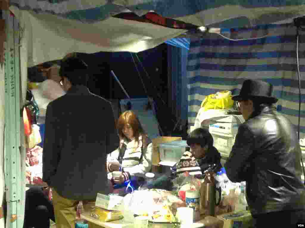 香港市民在學民思潮絕食帳篷前排隊留言（美國之音海彥拍攝）