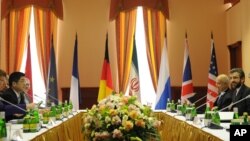 Yevropa Ittifoqining tashqi aloqalar bo’yicha oliy vakili Ketrin Eshton (chapda) asosiy muloqotda oldin Eron bosh muzokarachisi Said Jaliliy bilan Moskvada gaplashmoqda, 18-iyun, 2012-yil.