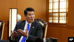 資料照片：負責經濟增長、能源與環境事務的國務次卿克拉奇在首爾與韓國外長康京和交談。 (2019年11月6日)