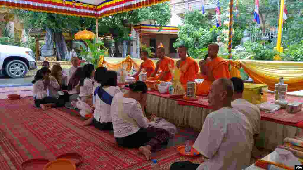 ពុទ្ធសាសនិកប្រគេនចង្ហាន់ដល់ព្រះសង្ឃ នៅក្នុងវត្តលង្កាព្រះកុសុមារាម (ហៅវត្តលង្កា) ក្នុងរាជធានីភ្នំពេញ នៅថ្ងៃកាន់បិណ្ឌទី៥ (ថ្ងៃទី២១ ខែកញ្ញា ឆ្នាំ២០១៦)។ (ប៊ុន ប៉េងហ៊ុយ/VOA)
