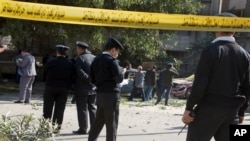Des policiers égyptiens sécurisent un périmètre au Caire, Egypte, le 9 décembre 2016. 