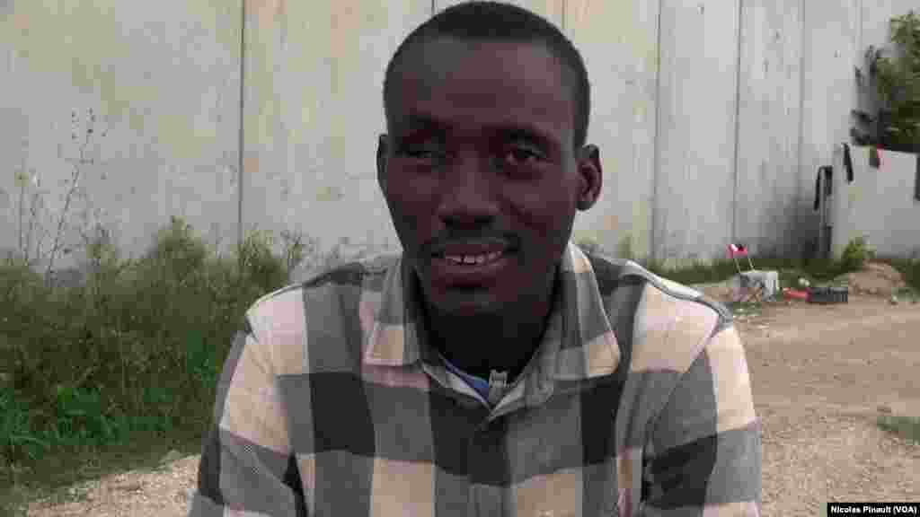 Sama Tounkara, un Malien de 23 ans. Il a quitté son pays en 2014 pour tenter de rejoindre l'Europe. Il pose pour VOA Afrique dans le centre d'accueil de la Croix Rouge italienne derrière la gare de Tiburtina, Rome, 5 octobre 2015 (Nicolas Pinault/VOA). 