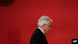 El presidente Sebastián Piñera, camina cabizbajo a la conclusión de un acto oficial en La Moneda, en Santiago de Chile, el 11 de abril de 2021.