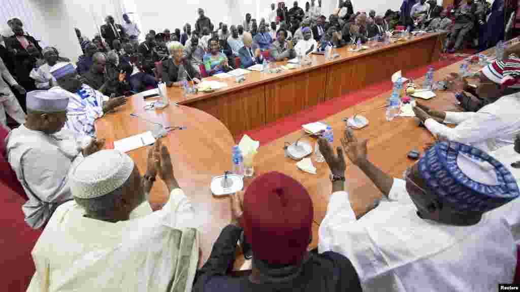 Shugabar Hukumar Asusun Bada Lamuni Na Duniya Christine Lagarde Na Mgana Da 'Yan Majalisu A Birnin Abuja Najeriya, Janairu 6, 2016. 